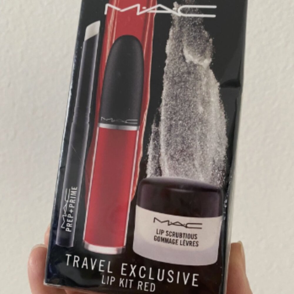 MAC Cosmetics Lip Kit Red Travel Exclusive / Lip scrub, primer, matte lipstick